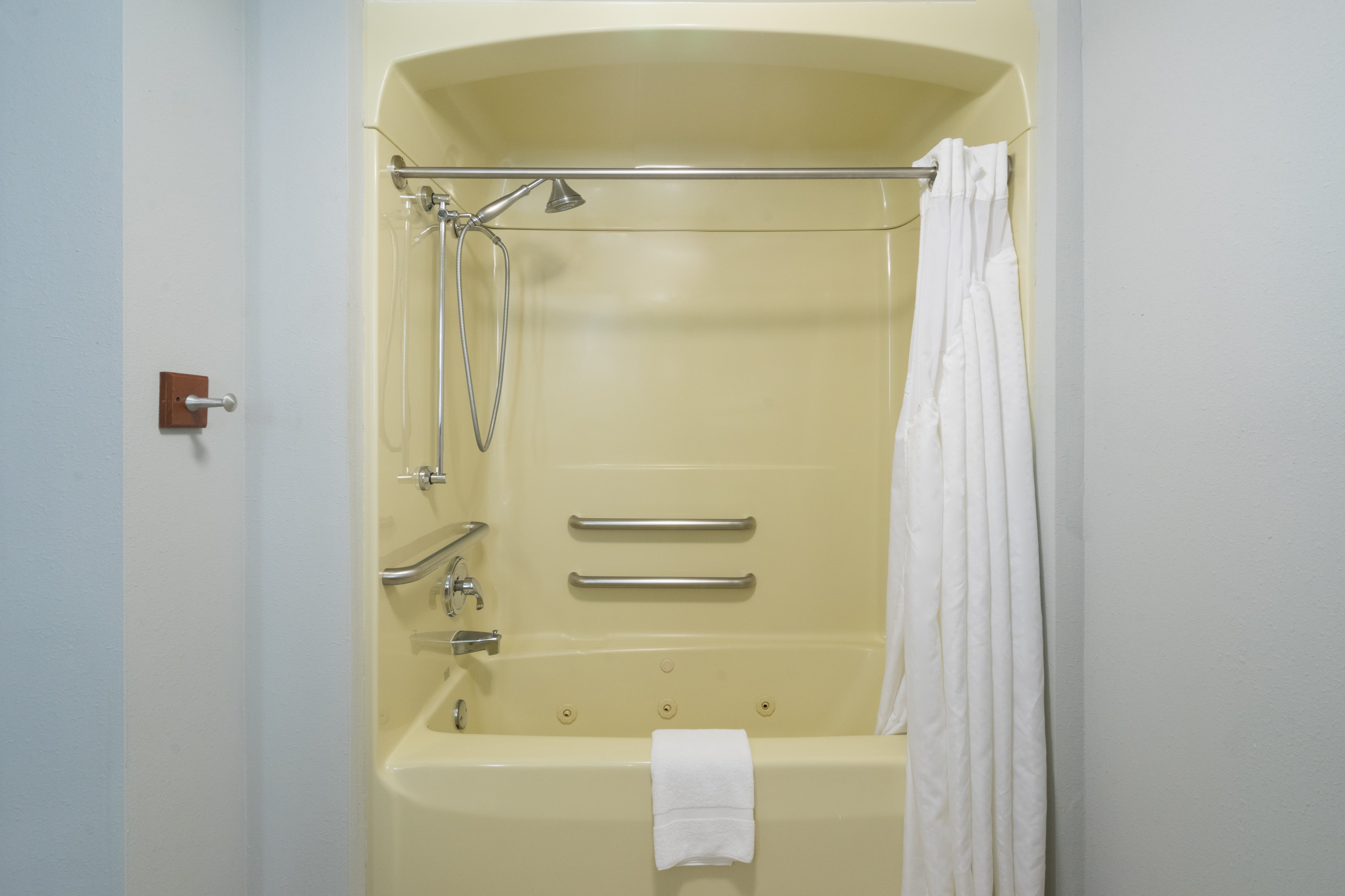 Holiday Inn Express Hotel Suites Easton 63/63