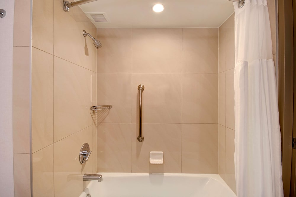 DoubleTree by Hilton Hotel LAX - El Segundo 13/84