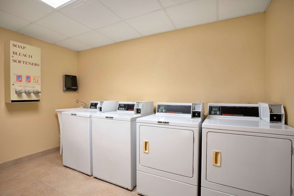 Days Inn By Wyndham Jacksonville Airport 28/31