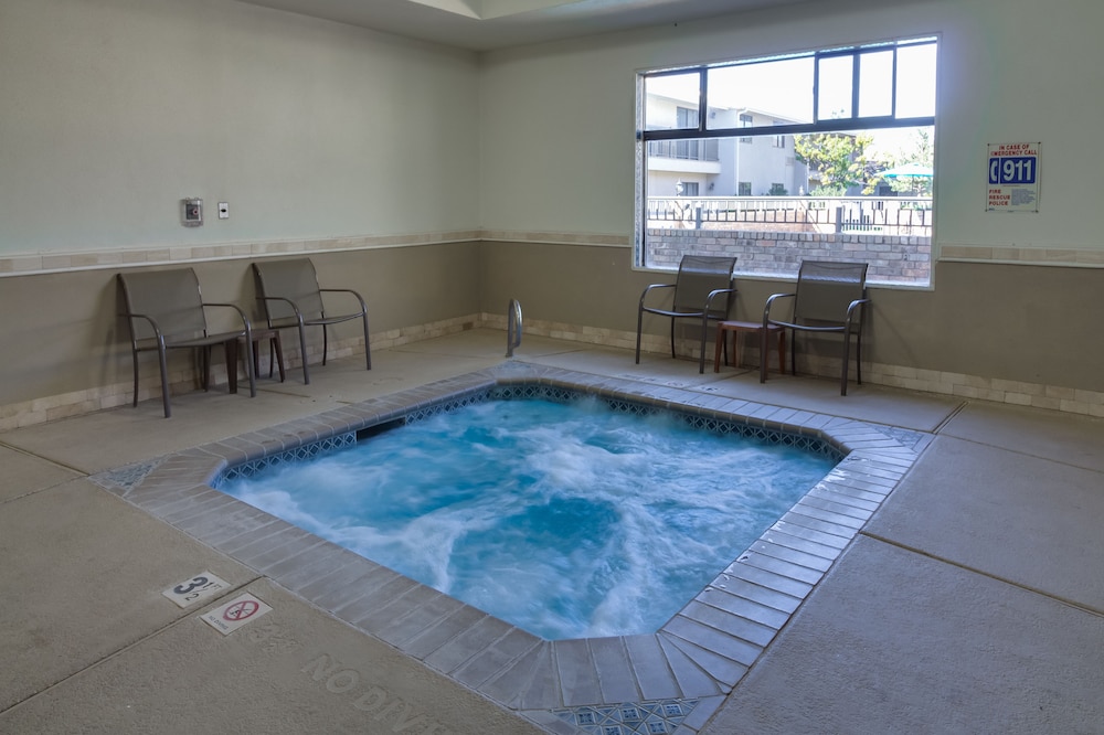 Ashmore Inn and Suites 24/61