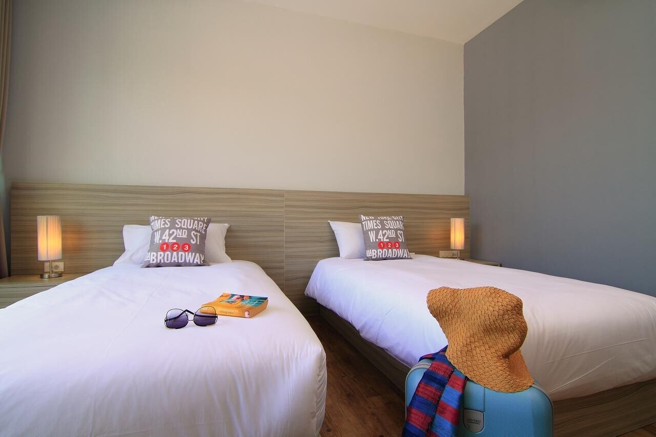 SUPERIOR, TWIN BEDS, POOL ACCESS