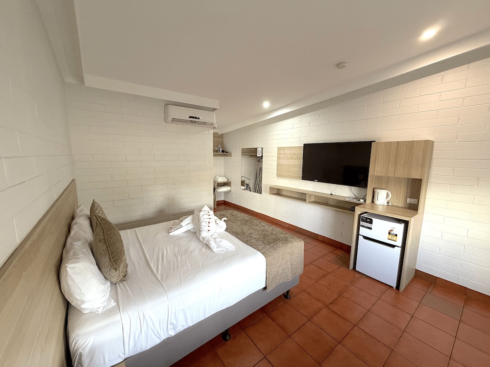 Standard, Queen Bed
