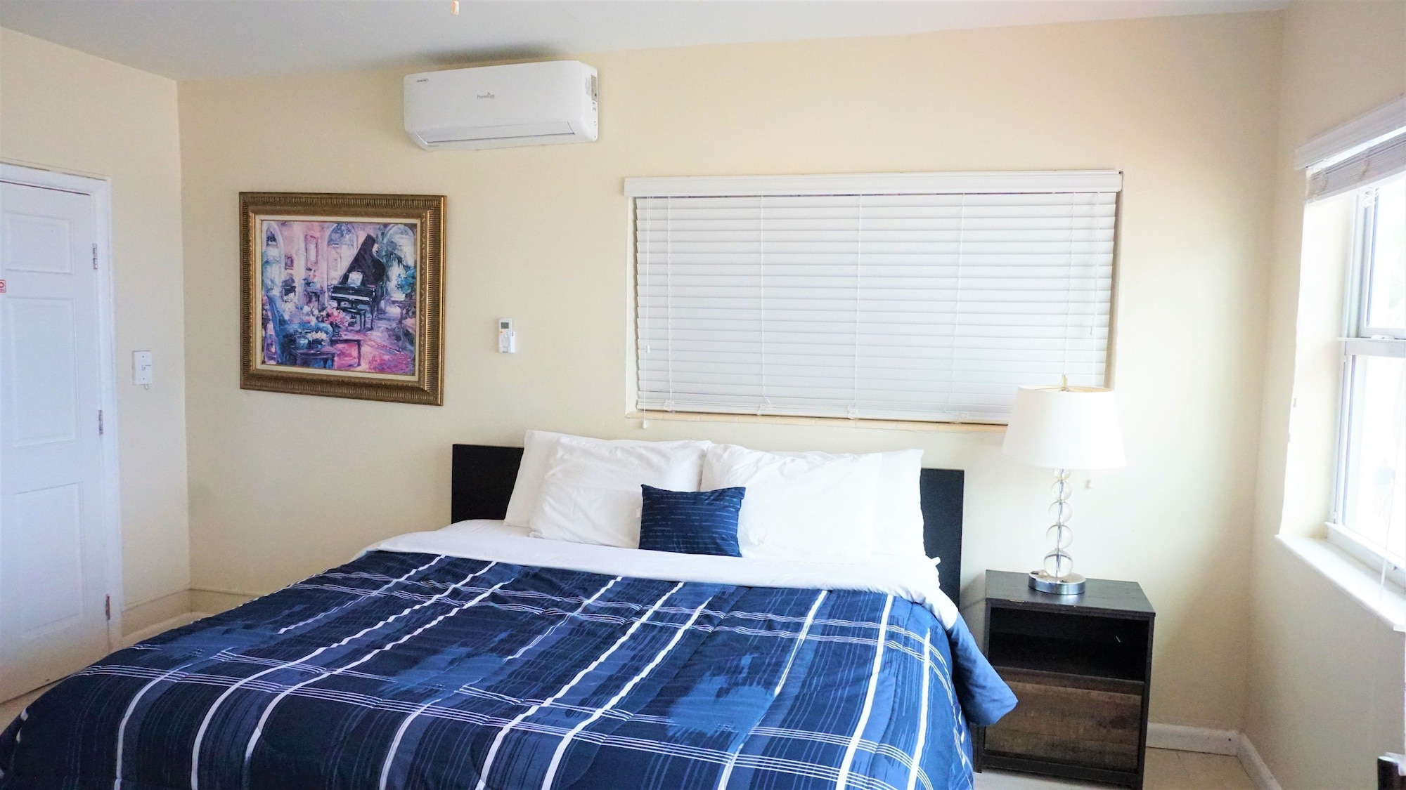 DELUXE, KING BED, OCEAN FRONT, KITCHENETTE