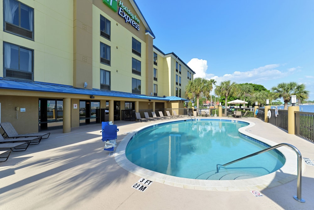 Holiday Inn Express Hotel Suites Tampa Rocky Point Island 64/71