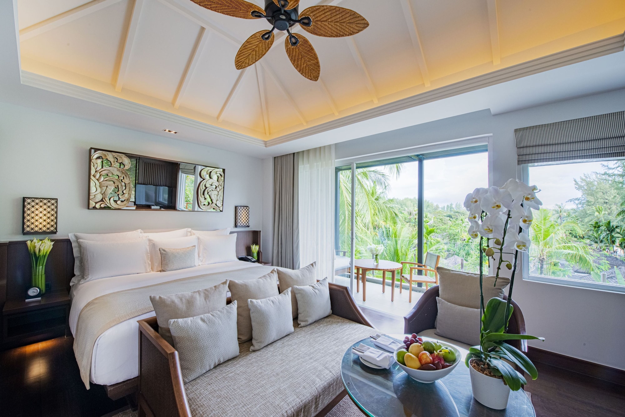 2 Bedrooms, Pool, Suite, King and Twin Beds 4/10