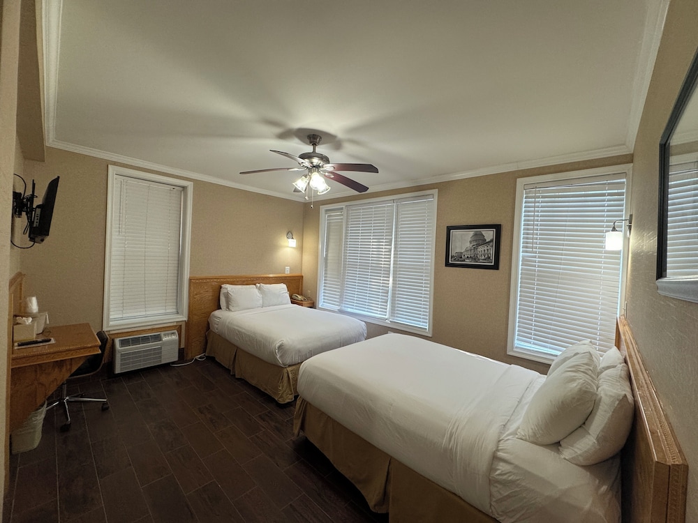 TRADITIONAL, 2 QUEEN BEDS