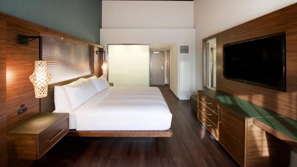 Hospitality, Suite, King Bed, Atrium View