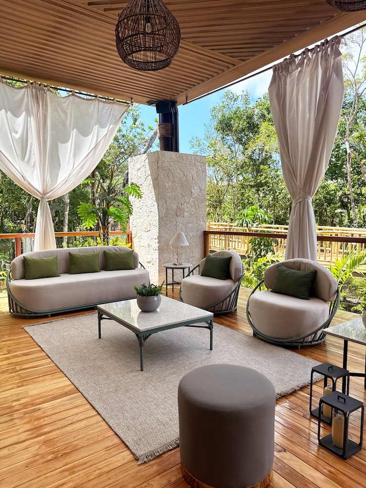 Hotel Mundo Maya 40/50