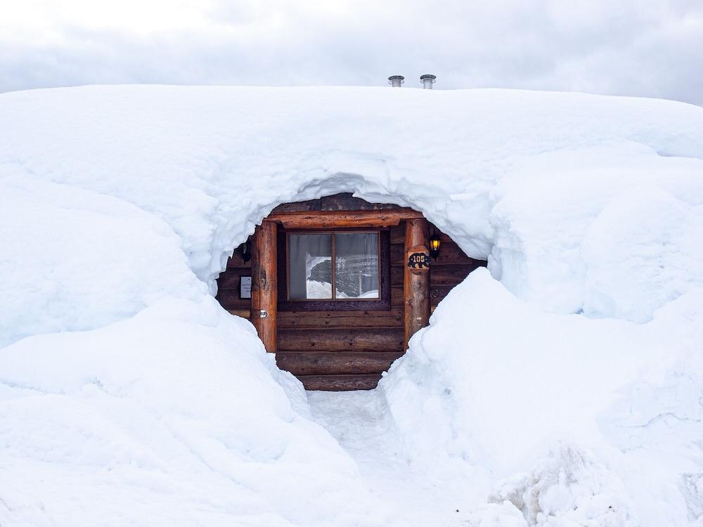 Glacier House Resort 10/36