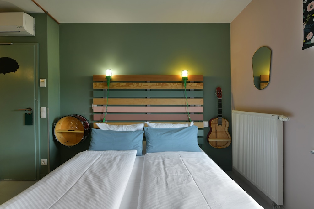 ROOM, DOUBLE BED