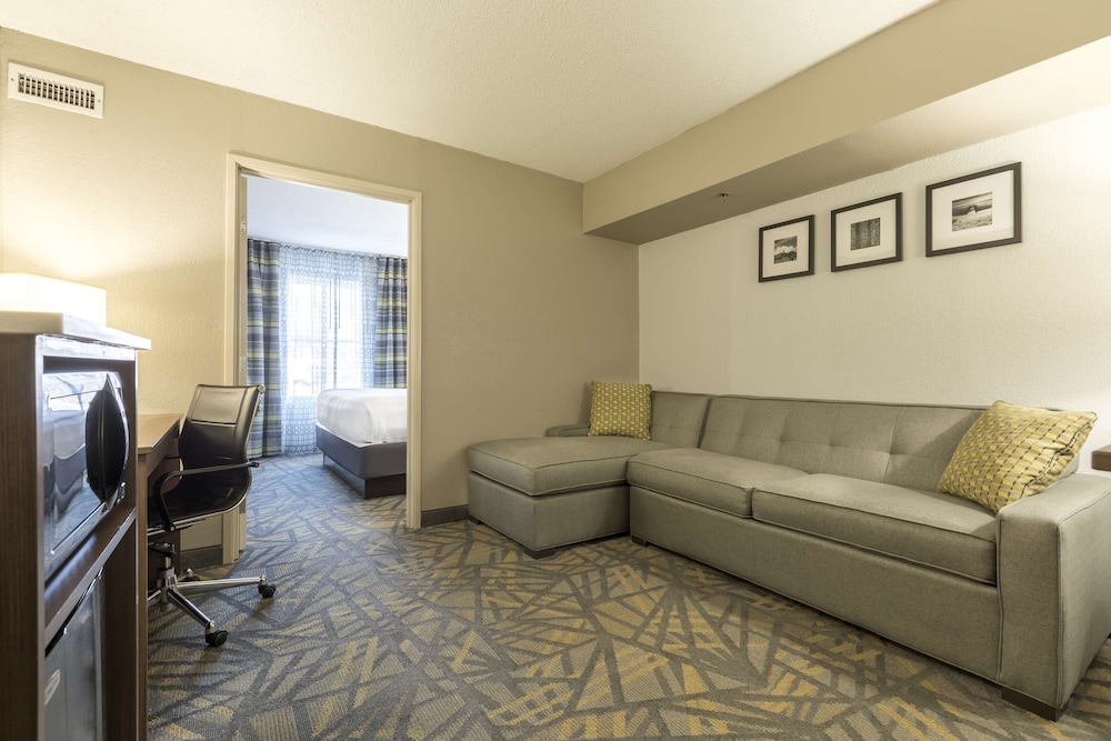 La Quinta Inn & Suites by Wyndham Asheville Downtown 21/34