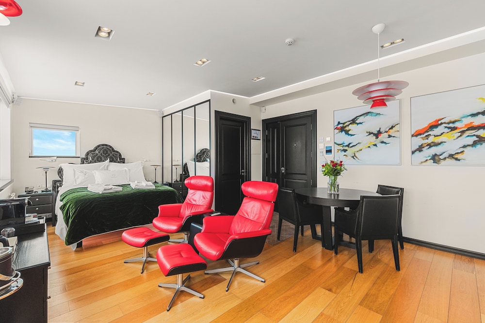Diamond Suites 66/73