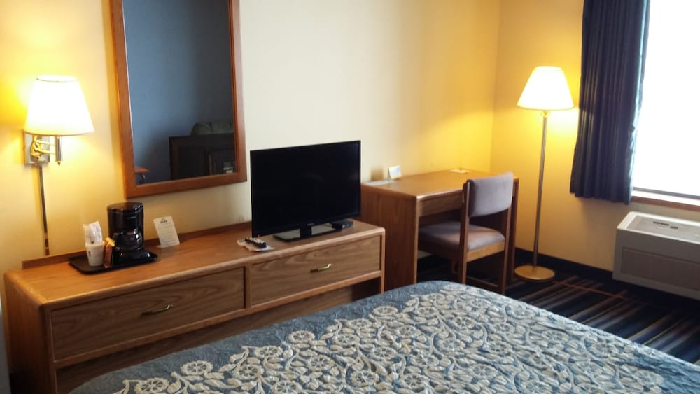 Days Inn by Wyndham Johnson Creek 11/33