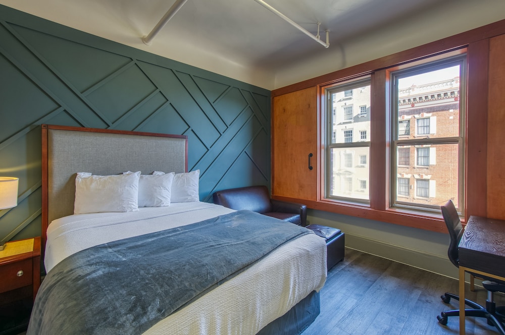 ROOM, QUEEN BED, CITY VIEW, SHARED BATHROOM