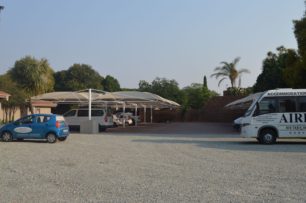Airport Gardens Boutique Hotel 56/68