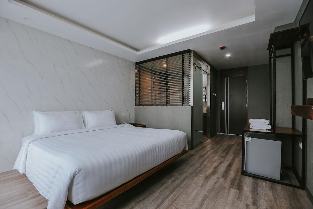 Deluxe, King Bed, Private Bathroom