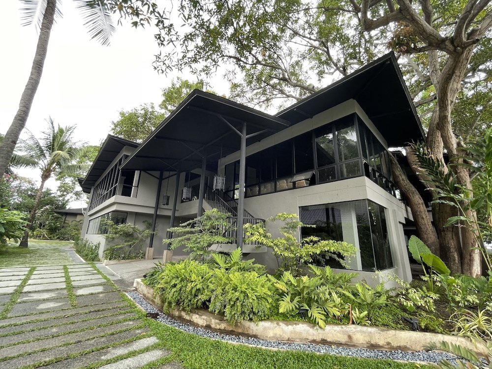 The Henry Resort Dumaguete 32/37