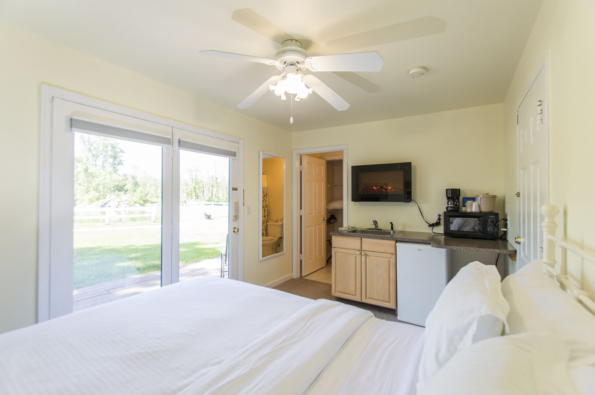 Family Suite, Lake, House, Twin Beds, 1 Queen and 1 Bunk Bed, Bunk Bed, Private Bathroom