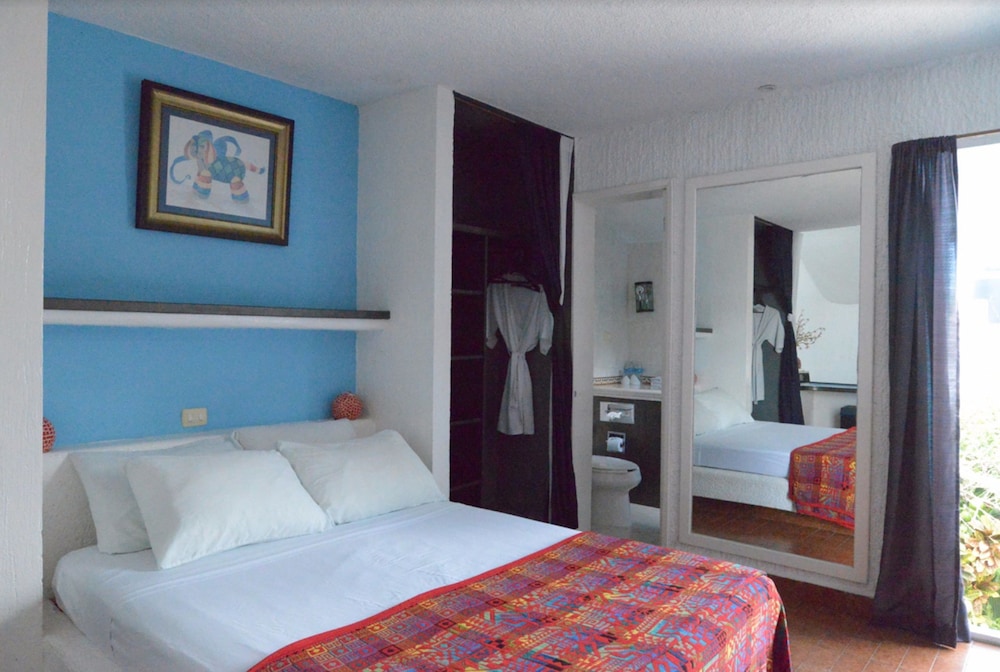 1 BEDROOM, APARTMENT, QUEEN BED, KITCHENETTE