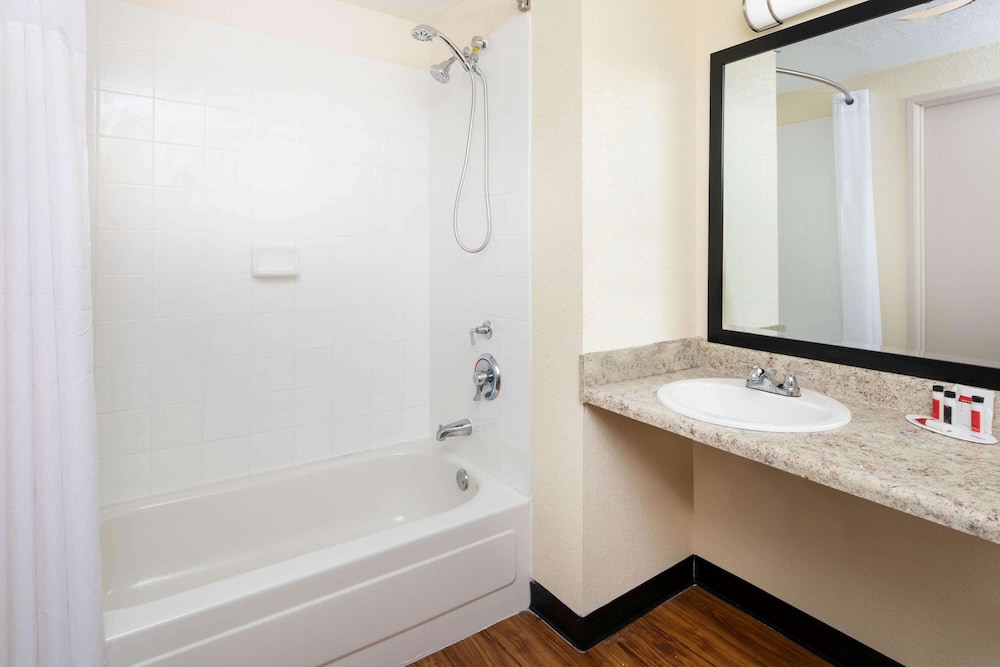 Days Inn by Wyndham Macon I-75 North 11/27