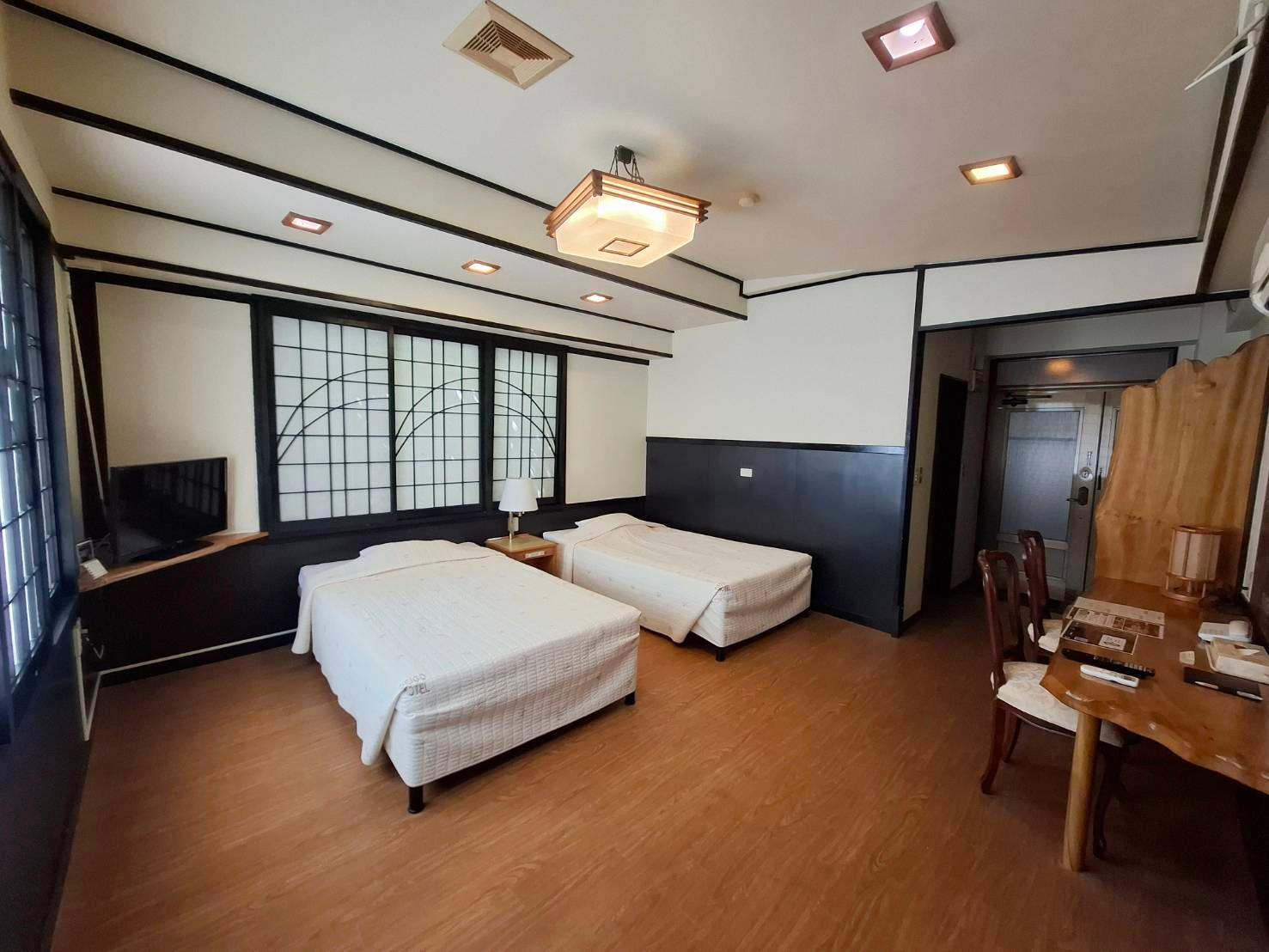 Adjoining, Twin Beds, Smoking
