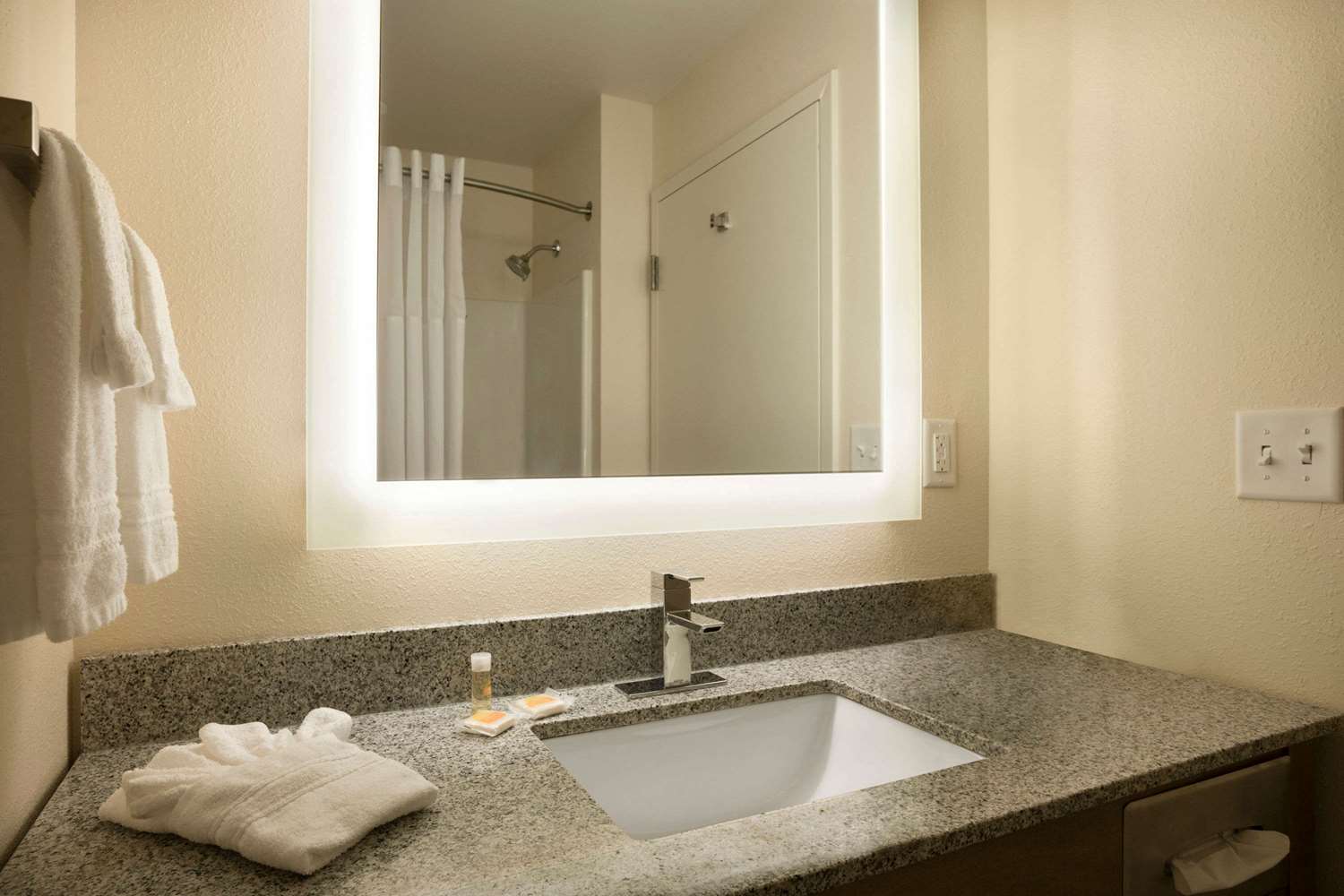 Days Inn & Suites by Wyndham Caldwell 28/29