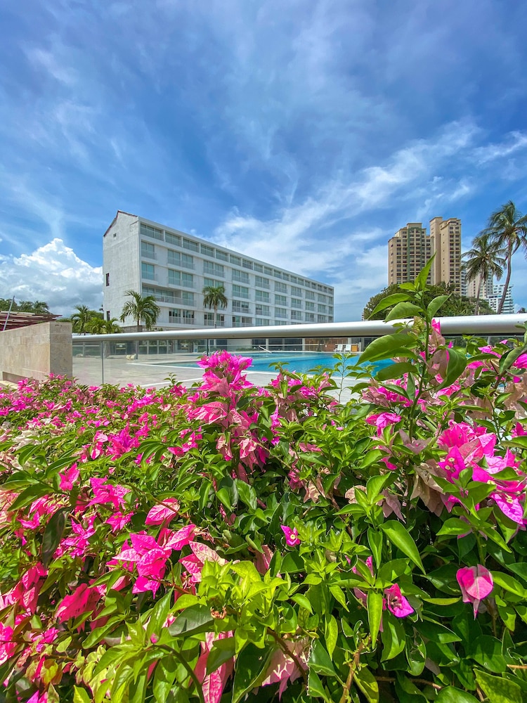 Hotel Tamaca Beach Resort in SANTA MARTA