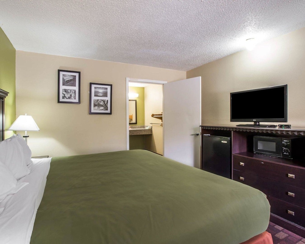 Econo Lodge Biltmore 15/27