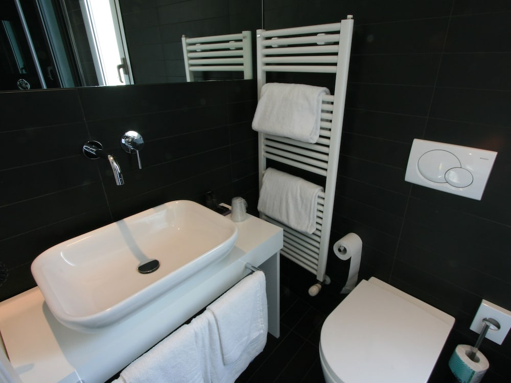 Q Hotel 48/50