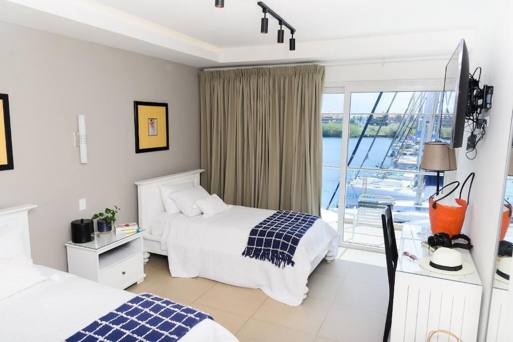Marina Hotel at Shelter Bay 10/50
