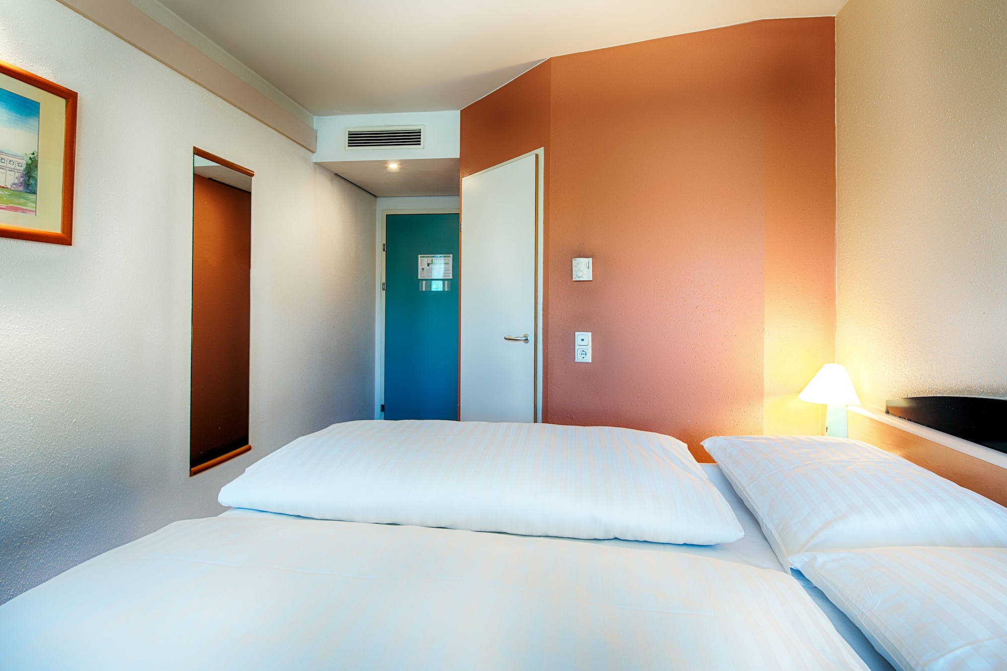 ROOM, QUEEN BED