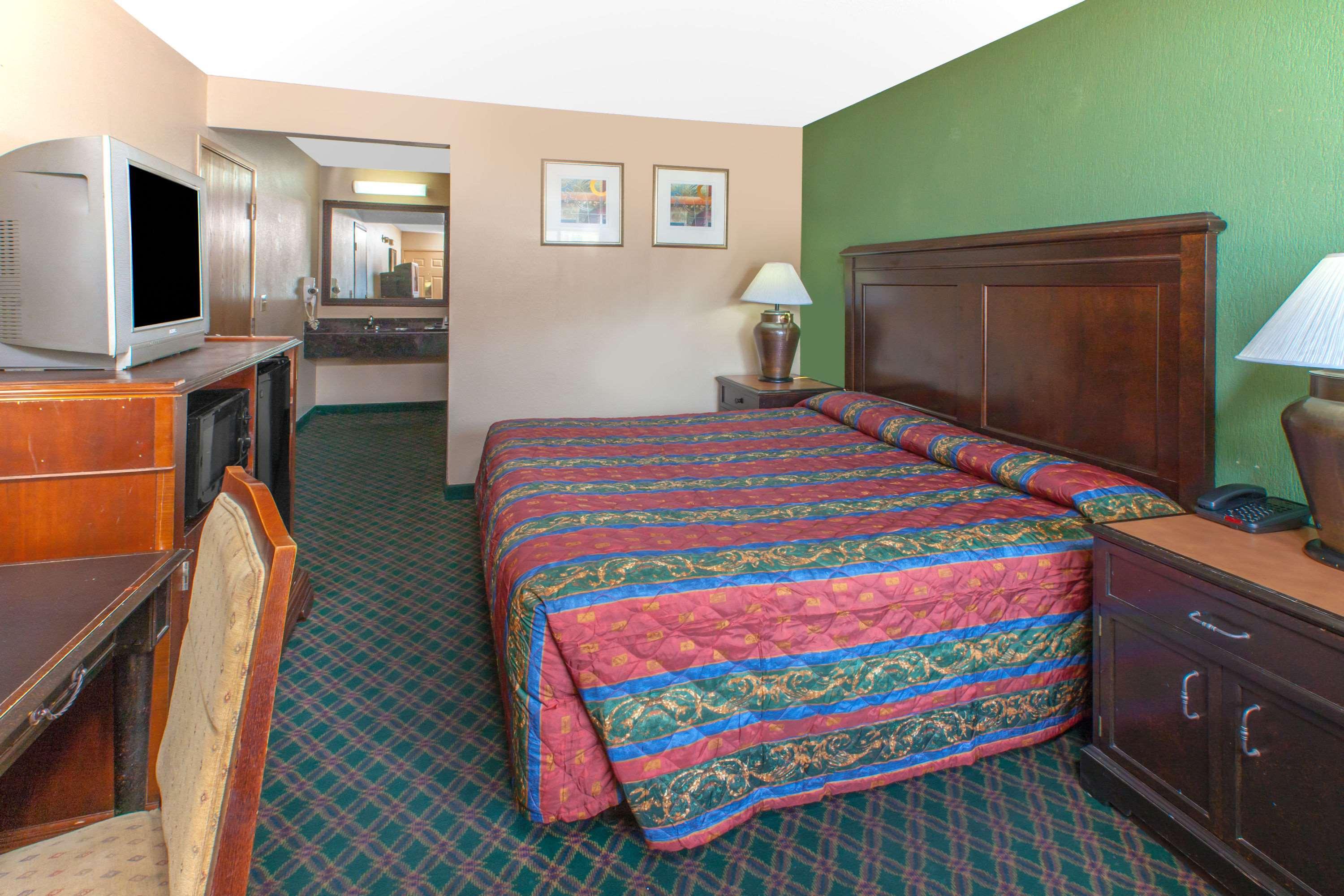 SUITE, KING BED