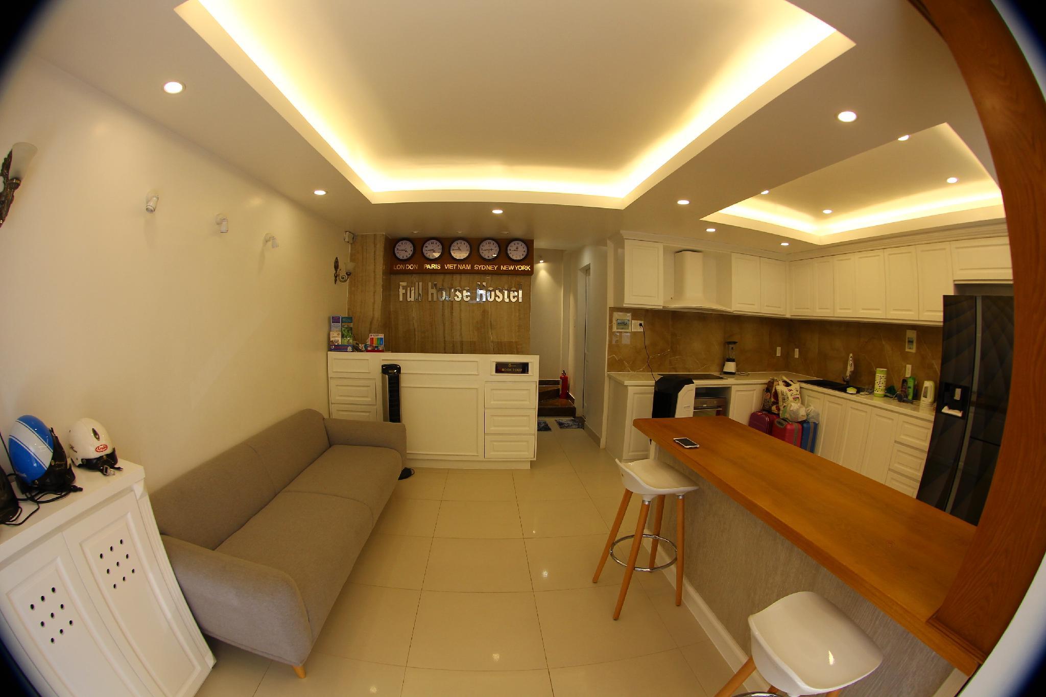 Full House Hostel 20/98