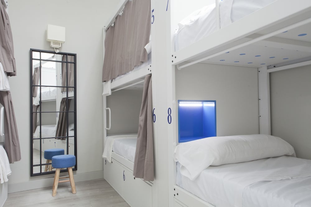Female Dorm, Female Only, 6 Beds, Shared Bathroom