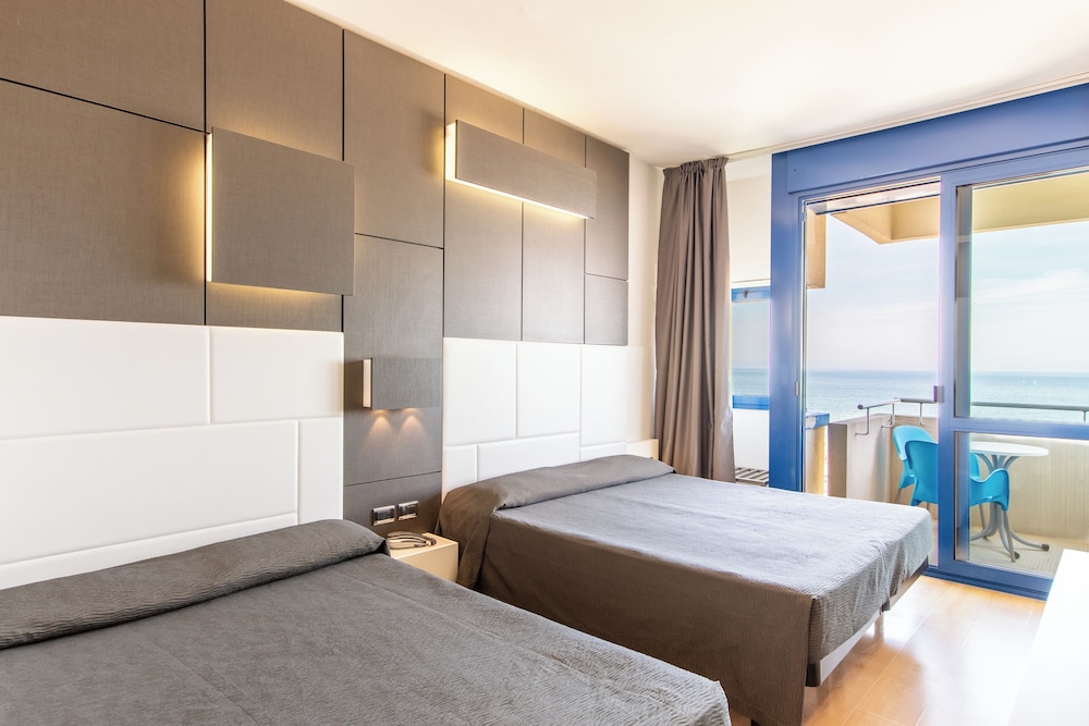 DELUXE, QUADRUPLE, SEA VIEW