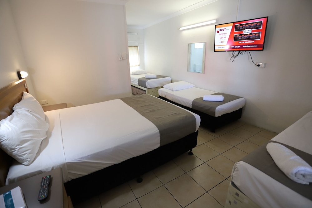 TROPIC COAST MOTEL 33/74