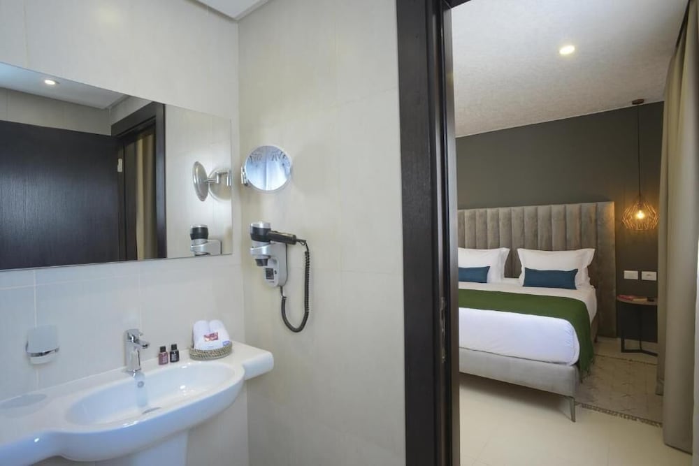 Maia Hotel Suites 43/44