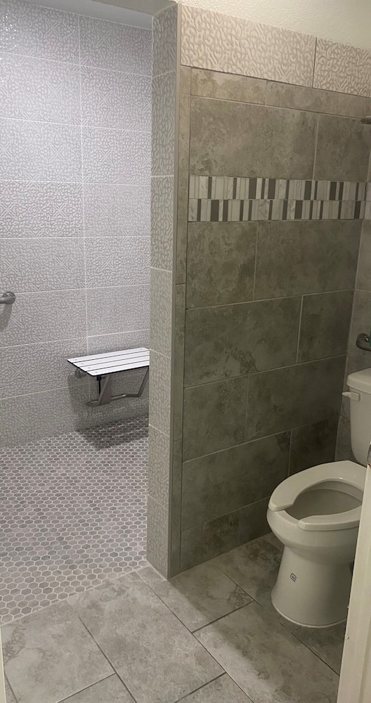 Econo Lodge Inn & Suites Near Lackland AFB San Antonio, TX photo2
