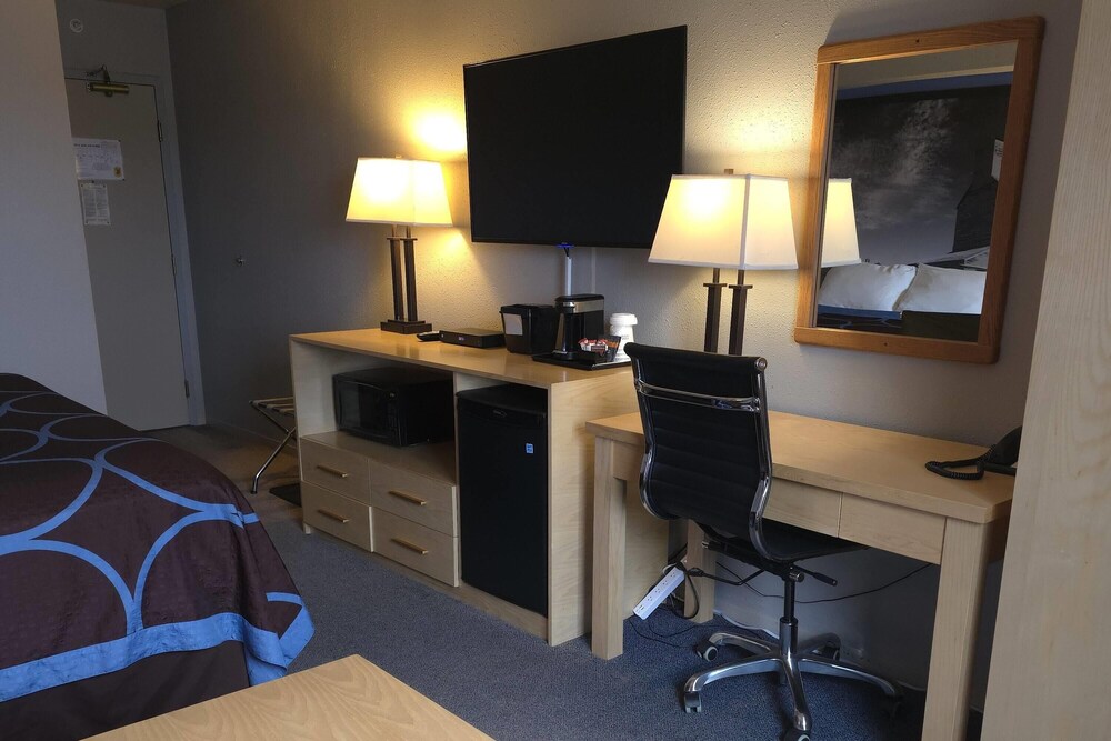 Super 8 by Wyndham Swift Current 37/46