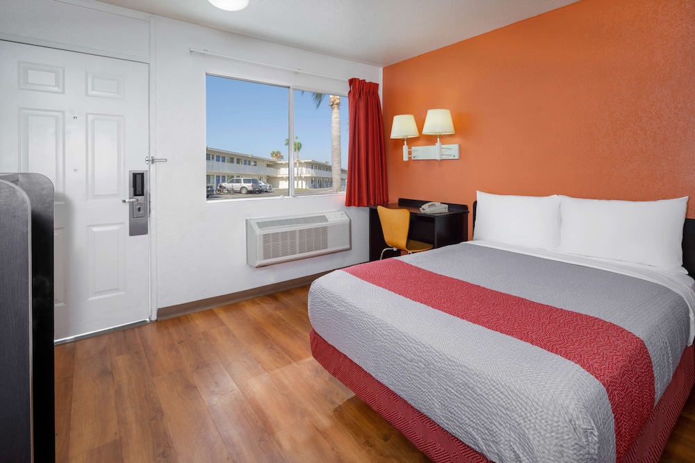 Motel6 Ventura, CA - Beach 21/58