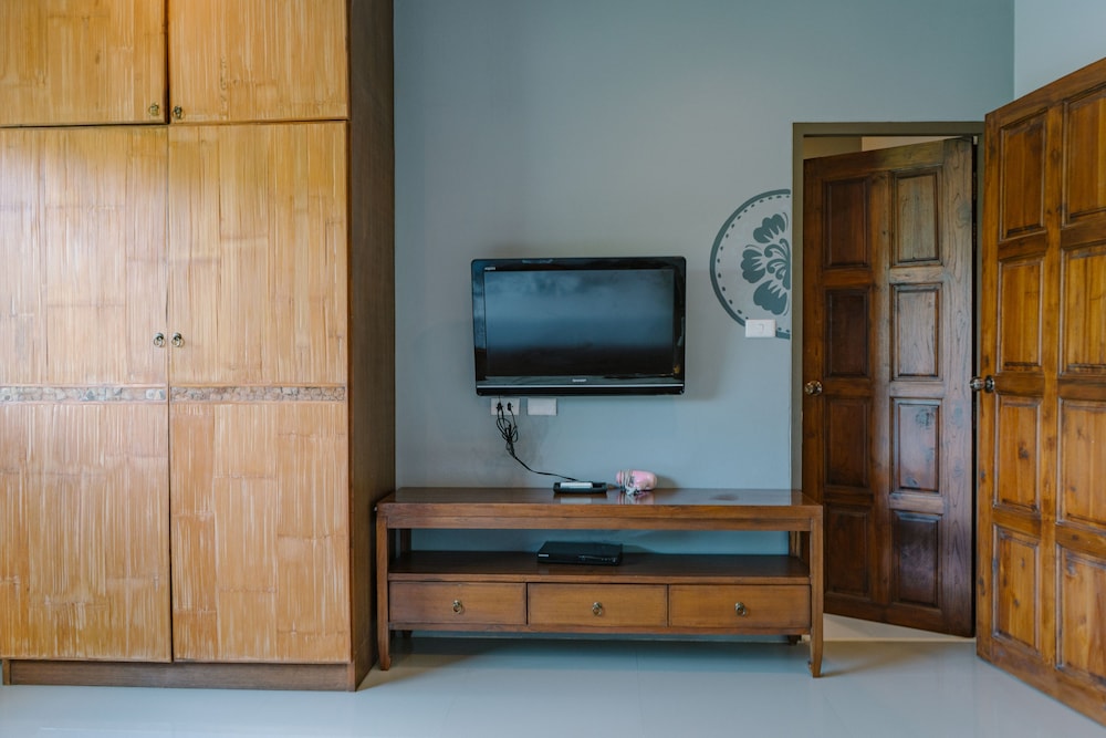 THE OPIUM SERVICED APARTMENT AND HOTEL 38/50