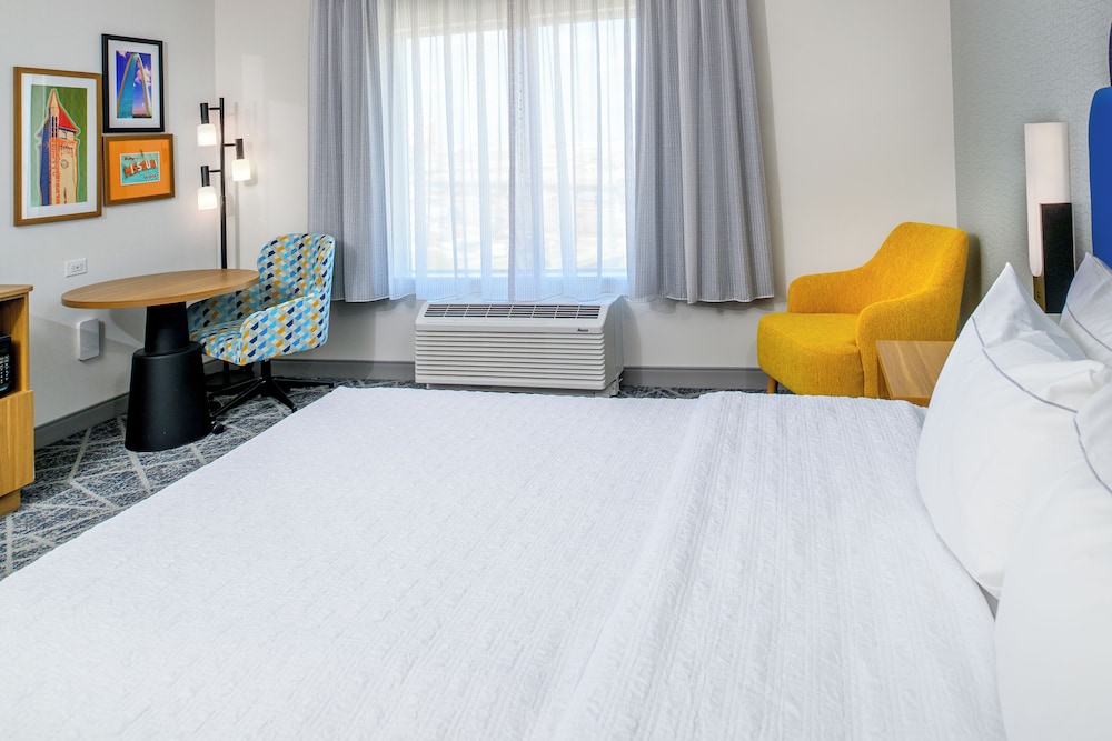 ROOM, KING BED