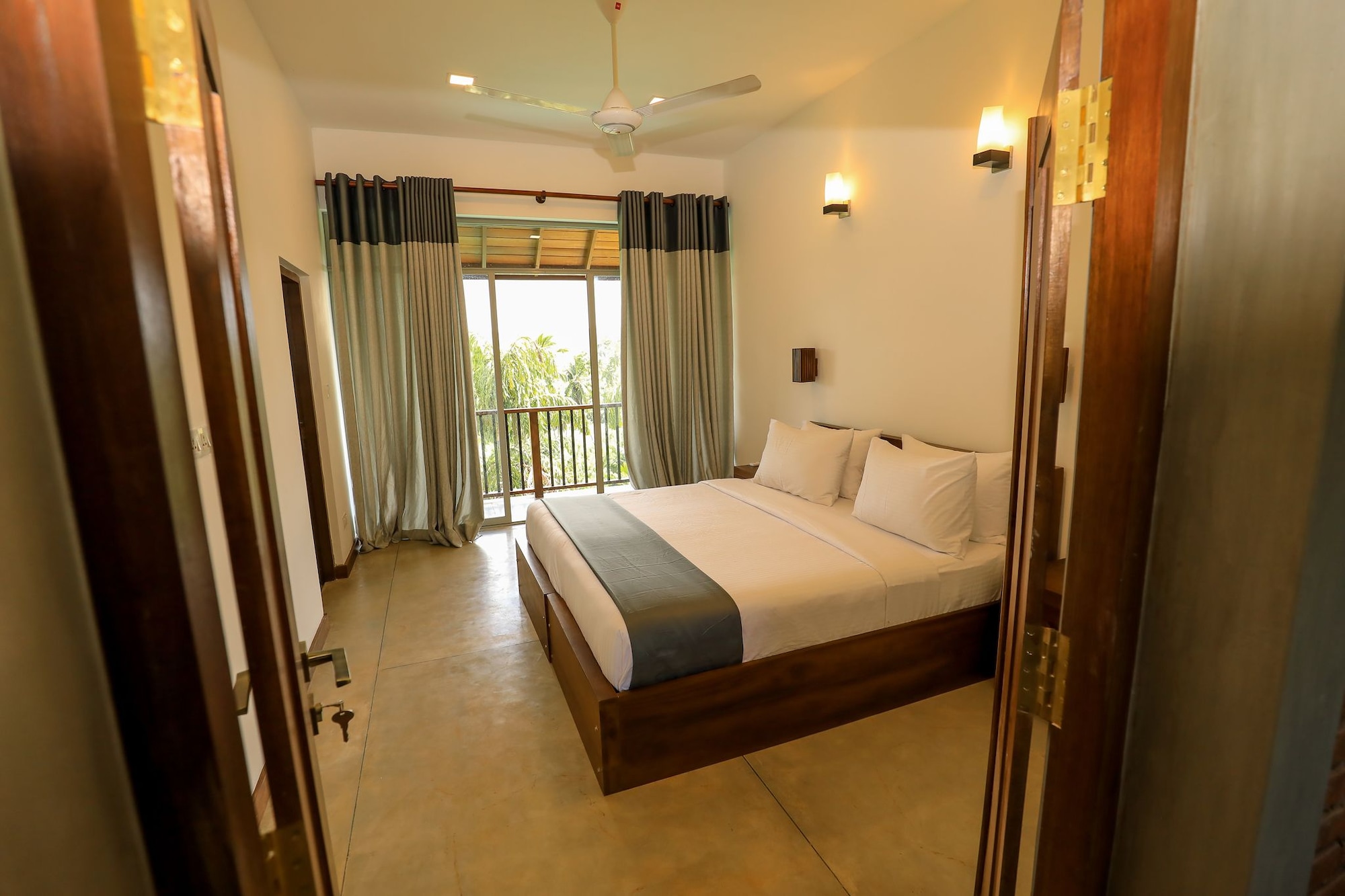 Deluxe, King Bed, Pool View, Balcony