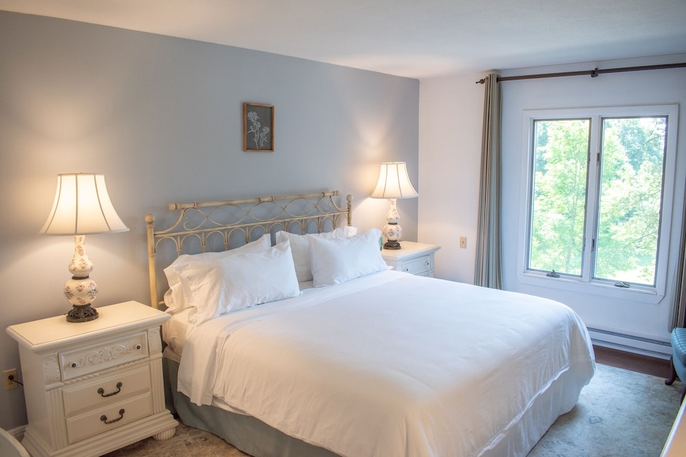 Lodge, Queen Bed, Mountain View, Separate Building