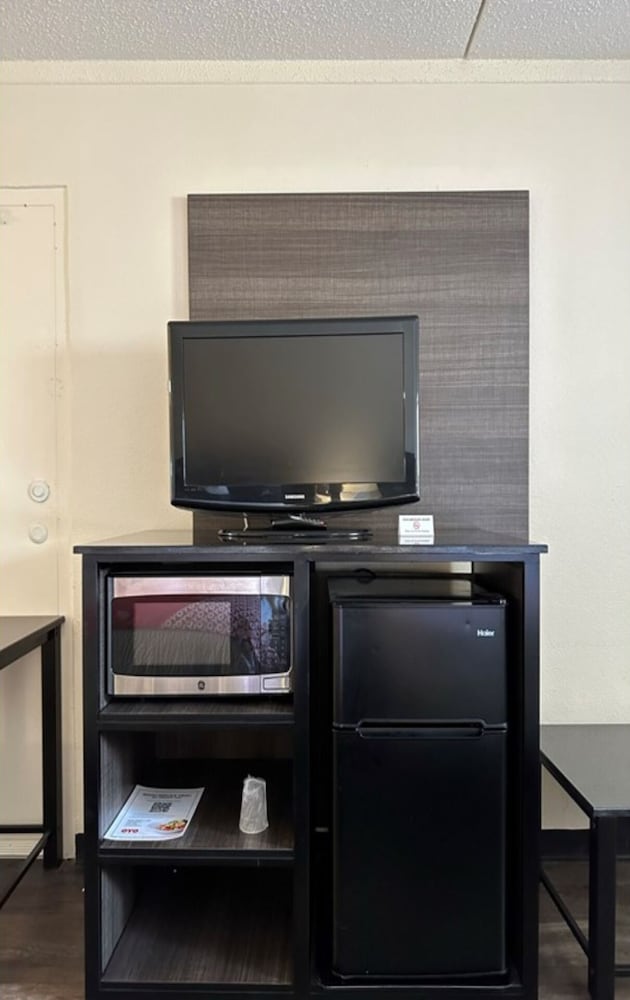 Oyo Hotel San Antonio Lackland AFB/Seaworld Hwy 90 W 40/52