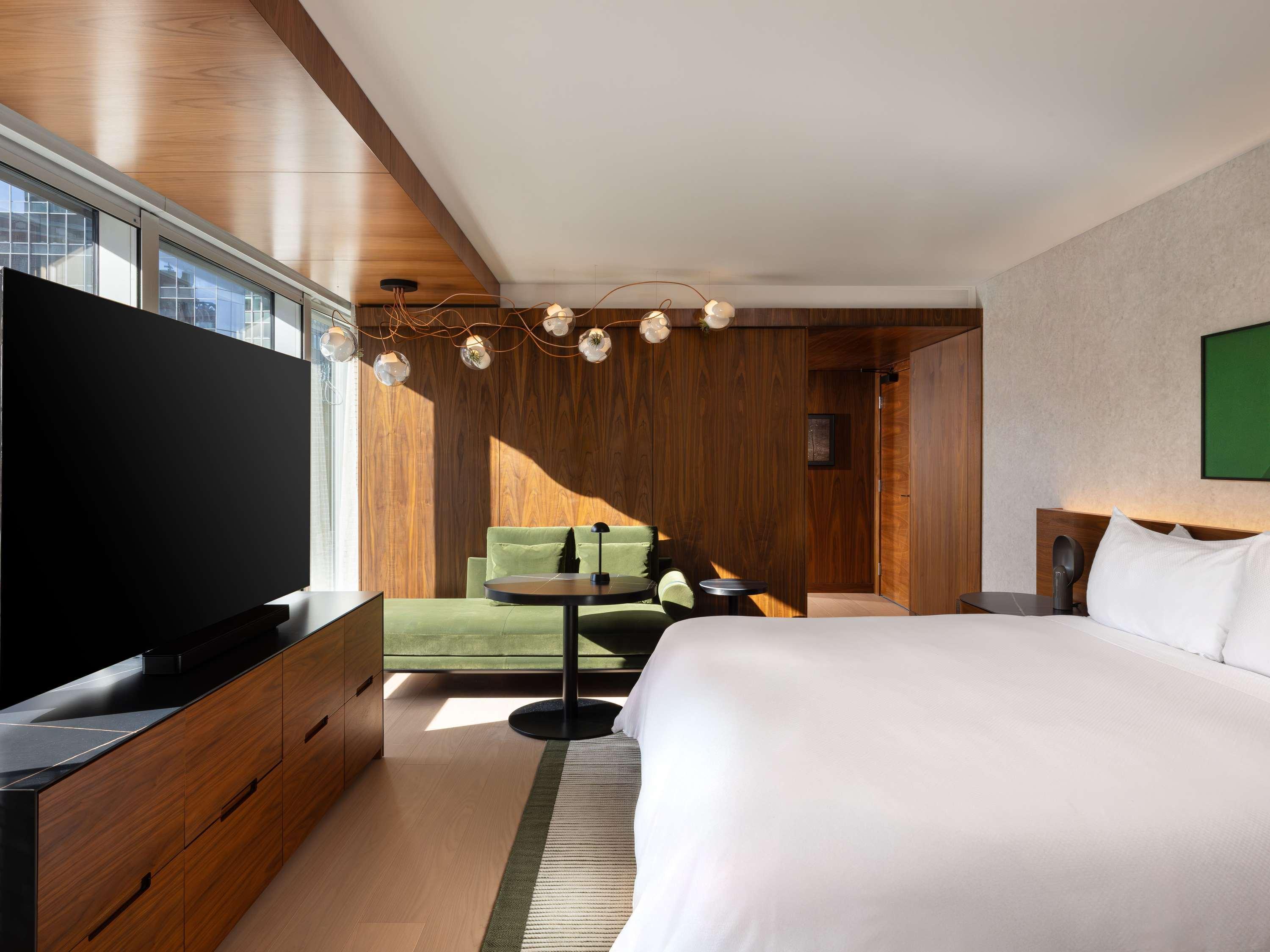 Fairmont Gold, Harbor, King Bed، Fairmont Pacific Rim 4/8