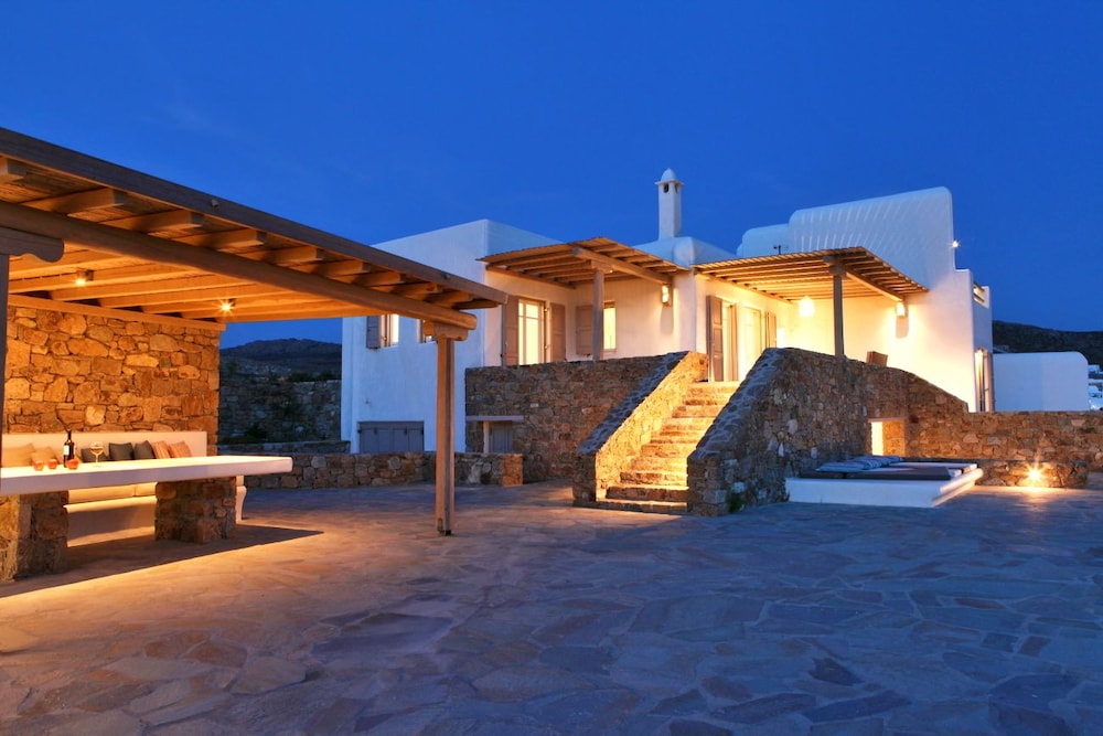 Elia White Residence 45/48