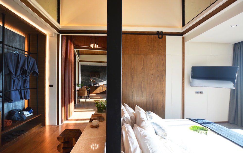 The Cabin Beach Resort 24/63