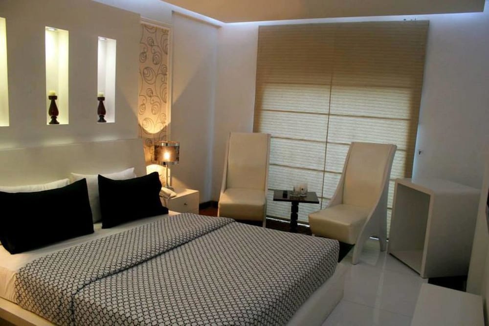 Deluxe, King Bed, Lahore Continental Hotel 9/10