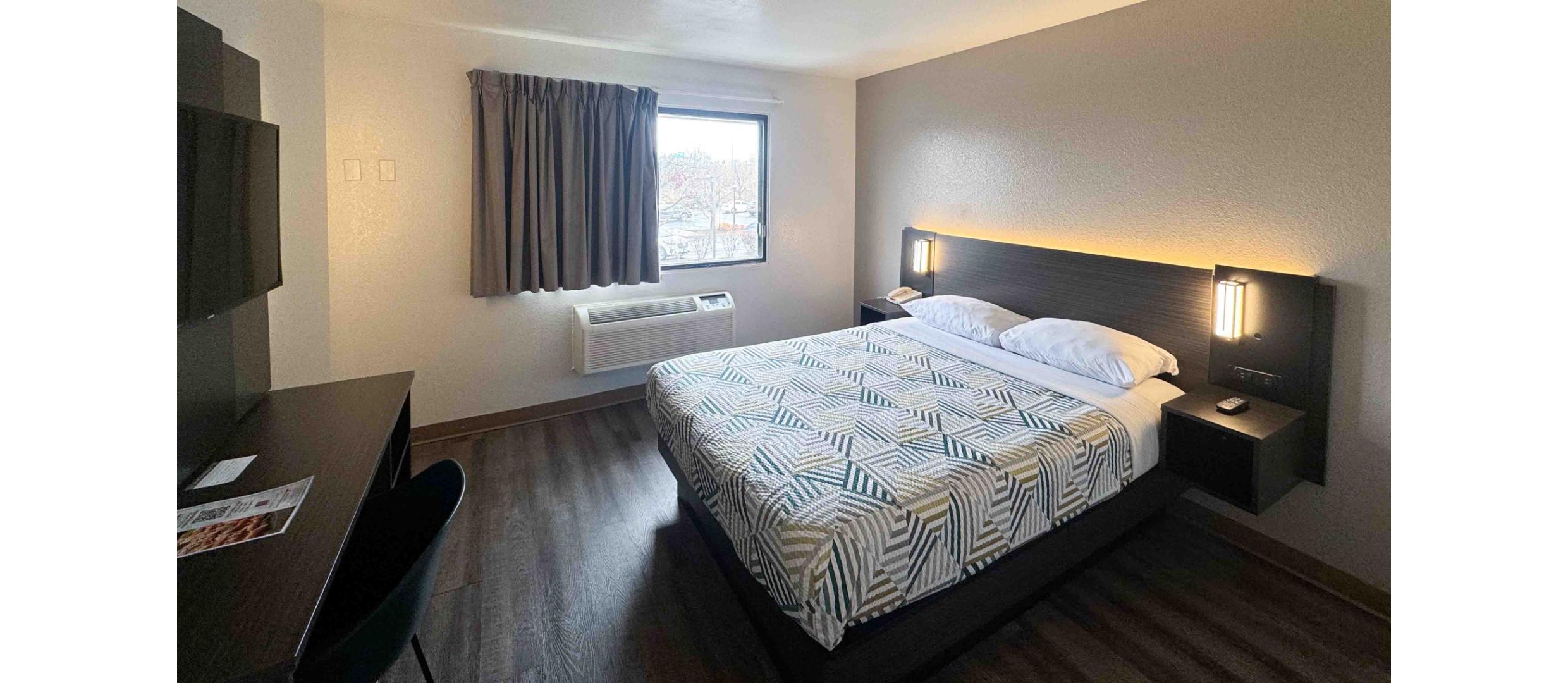 1 Queen Bed - Mobility Accessible Tub
